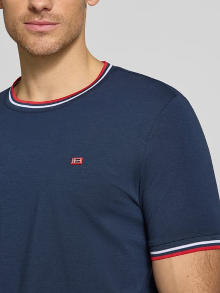 Männermodel trägt T-Shirt mit Kontraststreifen und Rundhalsausschnitt von Christian Berg Men, dunkelblau, Baumwoll-Elasthan-Mix, Regular-Fit, Nahaufnahme Oberkörper. Rückenlänge bei Größe M: 71 cm.