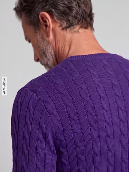 Männermodel trägt Pullover mit Logo-Stickerei von GANT in Lila, Zopfmuster, Strick, Regular Fit, Crew Neck, Ganzkörperansicht Rückansicht, KI-modifiziertes Bild.