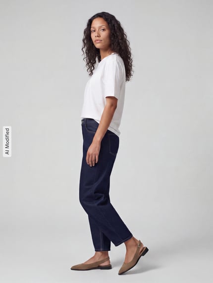 Frauenmodel trägt dunkelblaue Regular Fit Barrel Jeans aus Baumwoll-Mix Modell 'ELLY' von ANGELS, Damen Barrel Jeans, Ganzkörperansicht von vorne, KI-modifiziertes Bild.