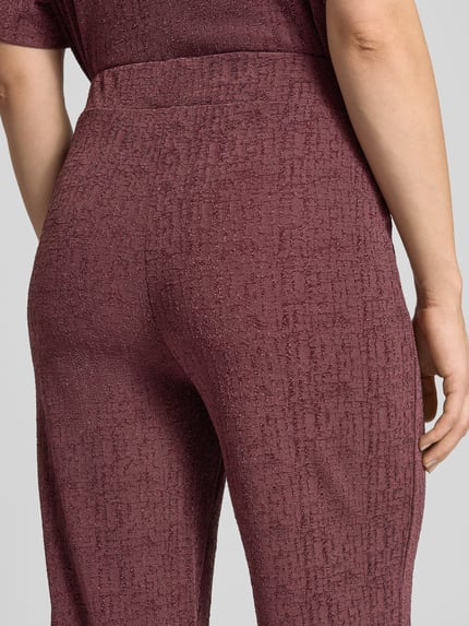 Frauenmodel trägt Regular Fit Hose mit strukturierter Optik, Gummizug und seitlichen Eingrifftaschen von ICHI, Nahaufnahme Rückansicht.