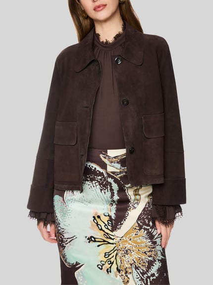 Frauenmodel trägt Regular Fit Lederjacke aus echtem Leder von Marc Cain in Dunkelbraun mit glatter Textur, Nahaufnahme Oberkörper, Damen Leder- / Kunstlederjacke von Marc Cain.