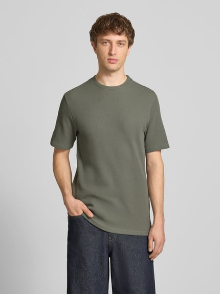 Mannelijk model draagt Regular Fit T-Shirt aus Baumwoll-Mix Modell 'TOBIE' van Only & Sons, uni, wafelstructuur, ronde hals, voorkant volledige lichaamsopname.