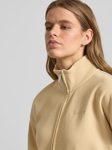 Frauenmodel trägt Sweatjacke mit Stehkragen Modell 'Tanisha' von LeGer by Lena Gercke in Beige, Baumwoll-Mix, Nahaufnahme Oberkörper