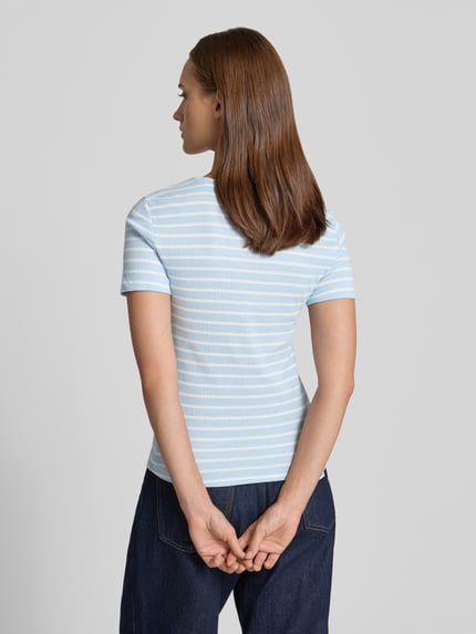 Vrouwenmodel draagt Slim Fit T-shirt uit katoenmix Model 'RUKA' van Pieces, gestreept motief, fijnribstructuur, lichtblauw-wit, effen kleuren, ronde hals, korte mouw, ganzekörperansicht rückansicht