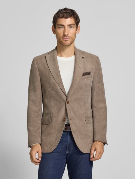 Männermodel trägt Sakko mit Pattentaschen und Reverskragen Modell 'Theo' von Carl Gross in Beige, Cord, Regular Fit, Ganzkörperansicht von vorne