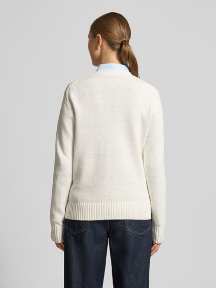 Vrouwenmodel draagt Strickpullover mit Motiv und Rundhalsausschnitt van Polo Ralph Lauren, crème, katoenen trui, regular fit, volledige achterkant, Ganzkörperansicht Rückansicht.