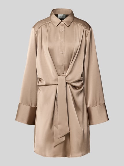 Produktfoto, Knielanges Hemdblusenkleid mit Knotendetail Modell 'Biria' von Neo Noir aus beigem Satin, gerader Schnitt, Hemdblusenkragen