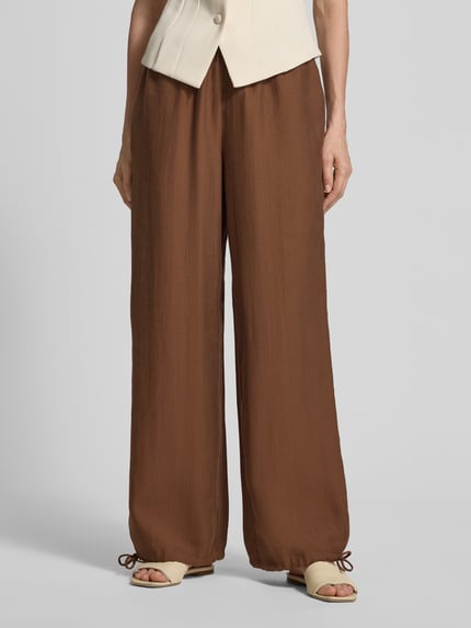 Frauenmodel trägt Wide Leg Pants mit elastischem Bund und Kordelzug von Rich & Royal aus Lyocell-Mix im Loose-Fit, braun, Nahaufnahme Unterkörper.