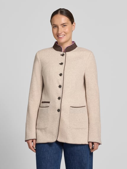Modelka kobieca nosi Slim Fit Blazer aus Lanawolle-Mix mit Stehkragen von White Label, beż, krój slim fit, guzik, kieszenie naszywane, Szerokość w rozmiarze 36: 50 cm, długość pleców w rozmiarze 36: 70 cm, długość rękawa w rozmiarze 36: 63 cm, widok całej sylwetki z przodu.