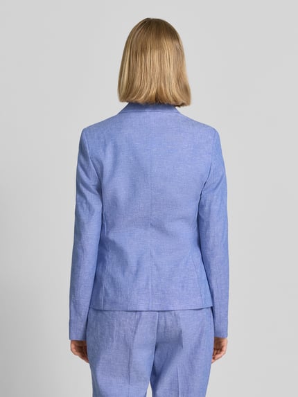 Frauenmodel trägt Regular Fit Blazer aus Leinen-Mix mit Paspeltaschen von Christian Berg Woman Selection, Hellblau, Struktur, Ganzkörperansicht Rückansicht. Rückenlänge 60 cm, Brustweite 46 cm, Ärmellänge 60 cm, Leinen-Baumwoll-Anteil.