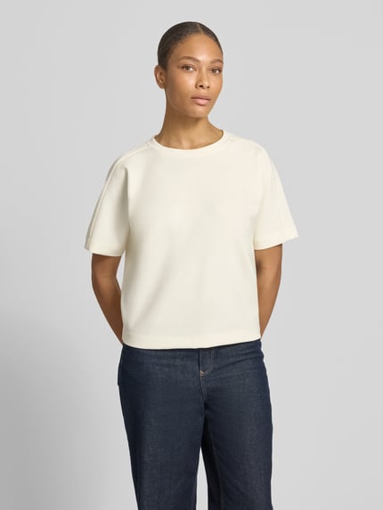 Vrouwenmodel draagt T-Shirt uit modal-mix met ronde hals, regular fit, model 'Gosa' van OPUS in crème, voorkant volledig zichtbaar, busteshot.