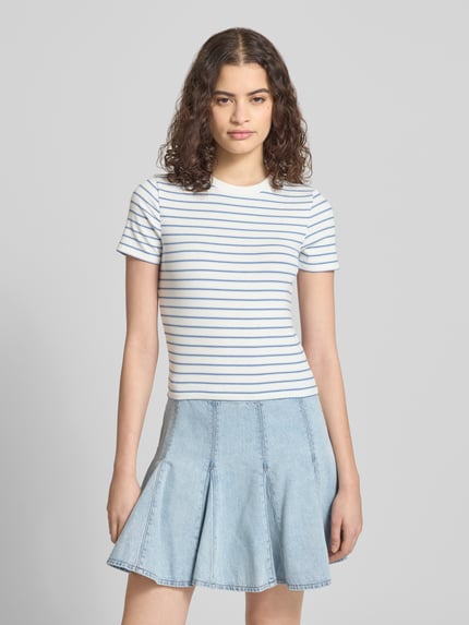 Mädchen trägt Regular Fit T-Shirt mit Viskose-Anteil Modell 'LUPE' von Only, mehrfarbig gestreift, Jersey, Nahaufnahme Oberkörper.