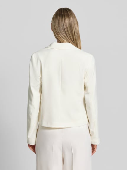 Vrouwenmodel draagt Blazer aus Viskose-Mix mit Reverskragen van More & More in crème, getailleerd met knoopsluiting, rugaanzicht, context: damesblazer van Viskose-mix met stretch, reverskraag, ruglengte maat 36: 53 cm, borstwijdte 47 cm, mouwlengte 59 cm.