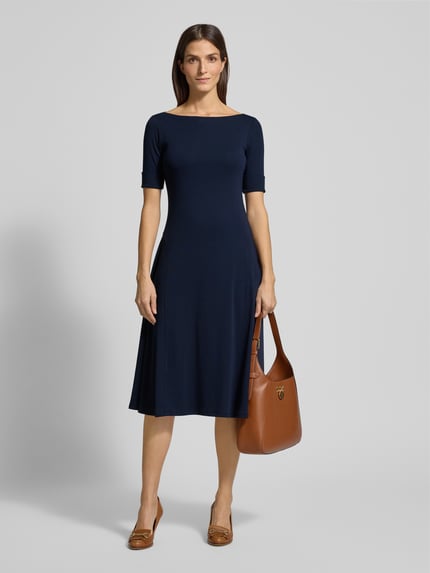Frauenmodel trägt Midikleid mit 1/2-Arm Modell 'MUNZIE' von Lauren Ralph Lauren aus Baumwoll-Elasthan-Mix in Dunkelblau, A-Linie, Carmen-Ausschnitt, Ärmel mit Aufschlag, glatte Textur, Größe S: Rückenlänge 112 cm, Brustweite 26 cm, Ärmellänge 26 cm, Ganzkörperansicht von vorne.