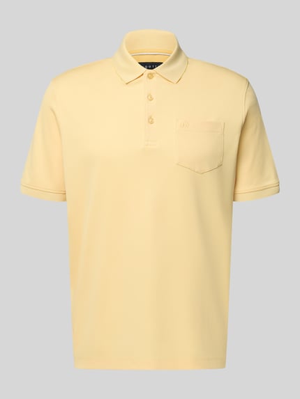 Produktfoto, Regular Fit Poloshirt mit Brusttasche und Label-Stitching von bugatti in Hellgelb mit Polokragen, Knopfleiste und glatter Textur.