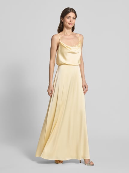 Frauenmodel trägt Abendkleid aus Satin mit Spaghettiträgern von Hey Kyla in zartem Gelb, taillierte Passform, Ganzkörperansicht von vorne.