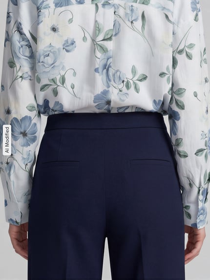 Frauenmodel trägt Regular Fit Weite Hose mit Viskose-Anteil Modell 'BRIDGET' von SEDUCTIVE, Damen Weite Hose, Ganzkörperansicht Rückansicht.