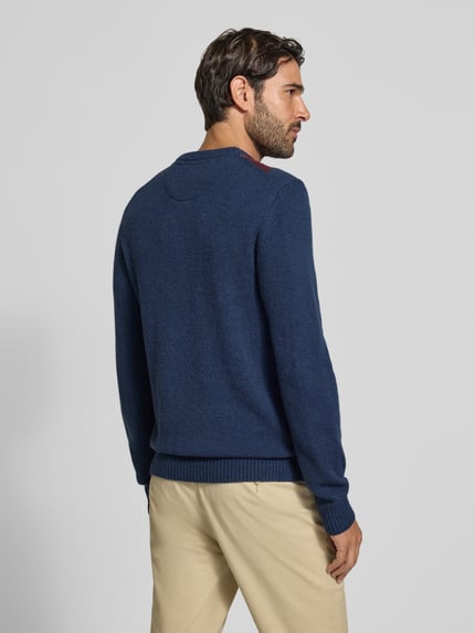 Männermodel trägt Strickpullover aus Lanawoll-Mix mit Rundhalsausschnitt von MCNEAL in Dunkelblau, strukturierte Oberfläche, Ganzkörperansicht Rückansicht, Slim Fit, Rückenlänge 70 cm, Ärmellänge 75 cm.