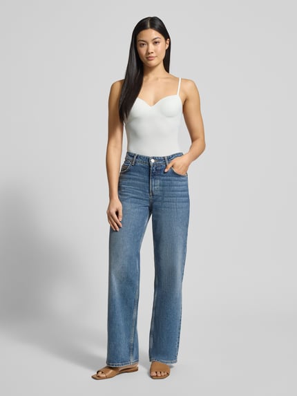 Vrouwenmodel draagt BH-Top met gepolsterde, gemoldede cups Model 'ALLURE' van Hanro, materiaalmix met stretch, nauwsluitend, verstelbare bandjes, witte kleur, gladde textuur, Ganzkörperansicht von vorne.