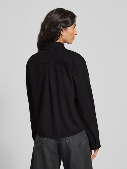 Männermodel trägt Regular Fit Blazer mit Brusttaschen von Smith and Soul, czarny kolor, materiał z domieszką wiskozy, widok całej sylwetki od tyłu.