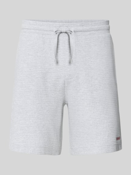 Produktfoto, hellgraue Regular Fit Sweatshorts aus Baumwoll-Mix Modell 'AUSTIN' von HUGO, Struktur mit feiner Waffel-Textur, Herren Sweatshorts.