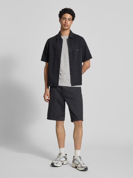 Männermodel trägt Slim Fit T-Shirt aus Baumwoll-Mix Modell 'ORIGINAL BASIC 3' von Pepe Jeans in Melange-Optik, Label-Schriftzug, Ganzkörperansicht von vorne.