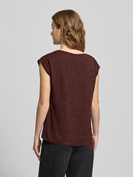 Frauenmodel trägt Regular Fit Shirt aus Viskose-Mix Modell 'BILLO' von Pieces in uni schimmernder Optik mit Streifen, Rückansicht.