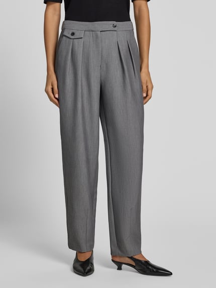 Frauenmodel trägt Bundfaltenhose mit Gesäßtaschen Modell 'EARL DART' von b.young, Grau, Regular Fit, Material-Mix, Nahaufnahme Oberkörper.