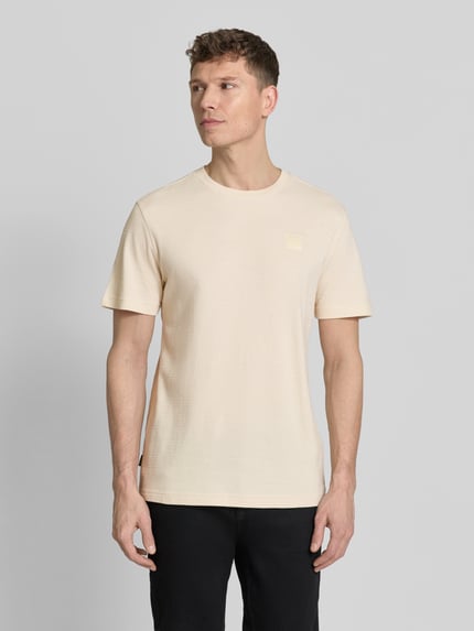 Männermodel trägt T-Shirt mit Rundhalsausschnitt von PME Legend in Beige, Reine Baumwolle, Regular-Fit, Label-Patch, Ganzkörperansicht von vorne. Rückenlänge bei Größe M: 69 cm.