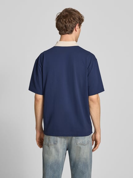 Mannelijk model draagt Regular Fit Piqué-Poloshirt met Label-Stitching van BLKVIS in katoenmix, piquéstructuur, donkerblauw, regular fit, knoopsluiting, ruglengte bij maat M 63 cm, achterkant volledig zichtbaar, Ganzkörperansicht Rückansicht.