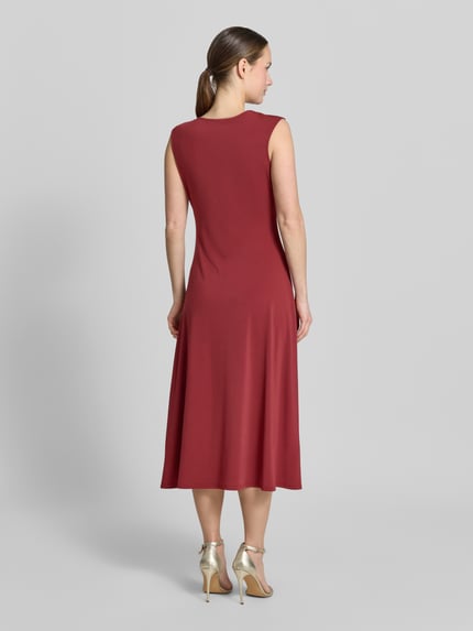 Frauenmodel trägt Midikleid mit Schulter-Applikation von Christian Berg Woman Selection in Dunkelrot, elastischer Material-Mix, taillierte Passform, Rückansicht Ganzkörperansicht.
