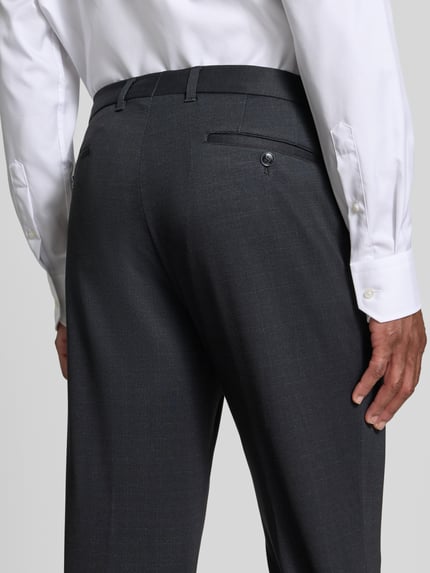 Männermodel trägt Regular Fit Anzug mit Viskose-Anteil von HECHTER PARIS in Dunkelgrau mit feiner Struktur, Nahaufnahme Rückansicht. Elastischer Material-Mix, Gesäßtaschen mit Knopf, schlichte Form, dezente Farben.