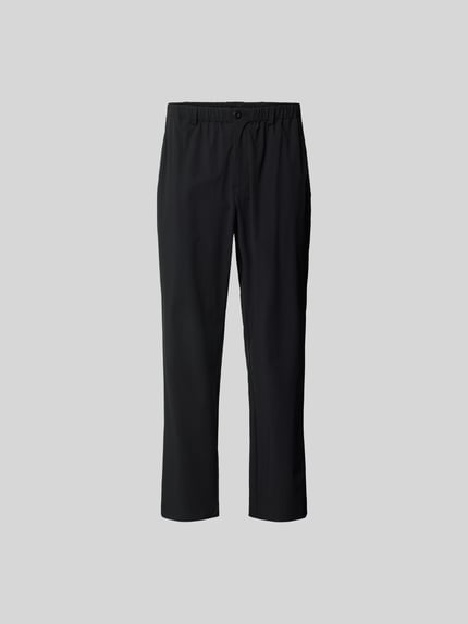 Produktfoto, Stoffhose mit Stretch-Anteil von Forét in Schwarz, Elastischer-Material-Mix, Relaxed-Fit, Gürtelschlaufen, Eingriffstaschen, Gesäßtaschen, Bundweite 78 cm, Innenbeinlänge 38 cm.