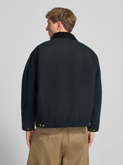 Männermodel trägt Blouson mit Brusttasche Modell 'DETROIT' von Carhartt Work In Progress, Cord-Kentkragen, Rückansicht, Ganzkörperansicht.