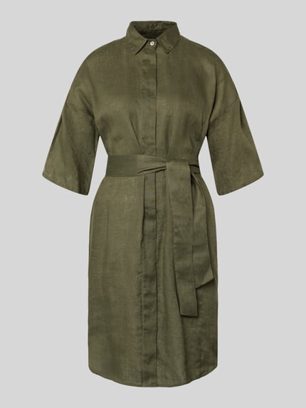 Produktfoto, Regular fit linnen jurk uit zuiver linnen Model 'Derby' van 0039 Italy in olijfgroen met platte kraag, halflange mouwen, knoopsluiting, semi-transparante look en afneembaar stoffen band, getailleerde pasvorm, maat S ruglengte 96 cm, borstwijdte 59 cm, mouwlengte 24 cm.