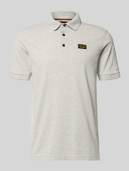 Produktfoto, Slim Fit Poloshirt mit Logo-Patch von PME Legend in hellgrau, elastischer Baumwoll-Mix, Polokragen, kurze Ärmel, neutrale Struktur