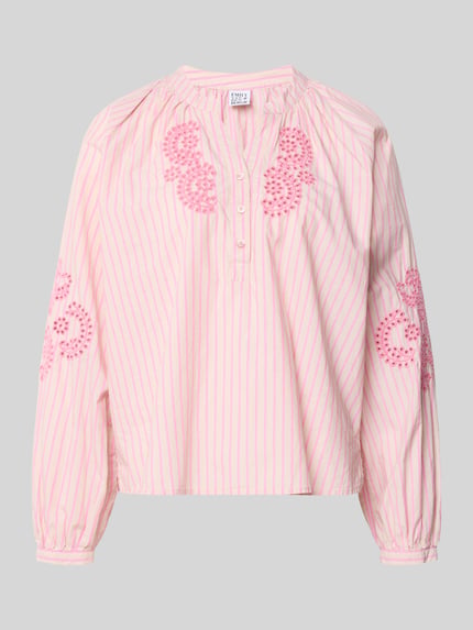 Produktfoto, Regular Fit Bluse mit floralem Stitching von Emily Van den Bergh aus Reine Baumwolle, rosa-weiß gestreift, Tunika-Ausschnitt, Langärmeliges Design, eingefasste Ärmelabschlüsse, Rückenlänge in cm und Ärmellänge in cm bei Größe 36.