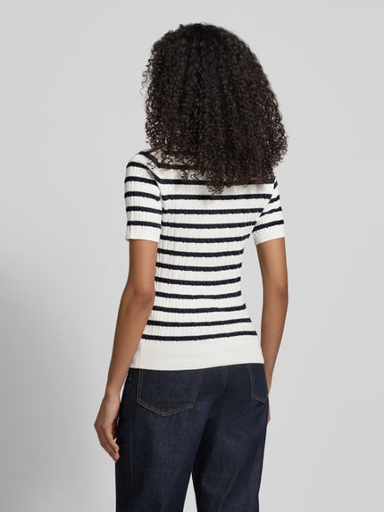 Frauenmodel trägt Strickshirt mit Rundhalsausschnitt und Label-Stitching von Gant, Baumwoll-Mix, Slim Fit, Ripp-Optik, Rückansicht