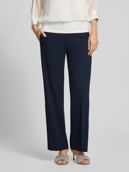 Frauenmodel trägt Stoffhose mit Bügelfalte und elastischem Bund von Vera Mont aus Material-Mix mit Stretch-Anteil, Loose-Fit, Nahaufnahme Oberkörper