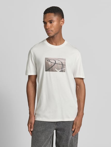 Męski model nosi Relaxed Fit T-Shirt aus reiner Baumwolle Modell 'DOSTINO' von HUGO, jednokolorowy, nadruk z logo, okrągły dekolt, krótki rękaw, dżersej, bawełna, Ganzkörperansicht von vorne.