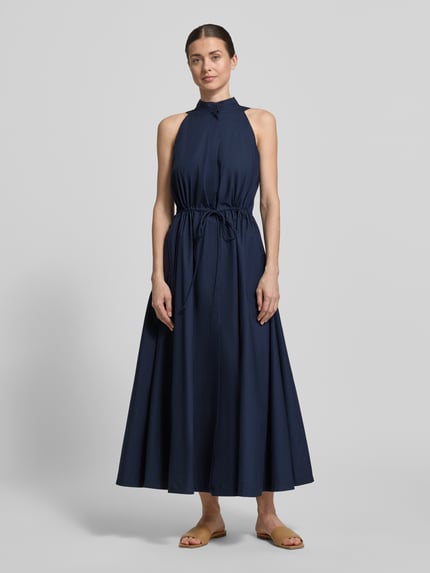 Frauenmodel trägt Midikleid aus Baumwolle mit Schnürung von Emporio Armani in Dunkelblau, A-Linie, Stehkragen, verdeckte Knopfleiste, Rückenlänge bei Größe 36: 125 cm, Brustweite bei Größe 36: 44 cm, Ganzkörperansicht von vorne.