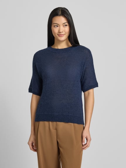 Vrouwenmodel draagt Regular Fit Strick-Shirt aus Alpaka-Mix Modell 'FANCER' van BOSS, unie donkerblauw, korte mouw, gebreide textuur, voorkant gehele lichaam.
