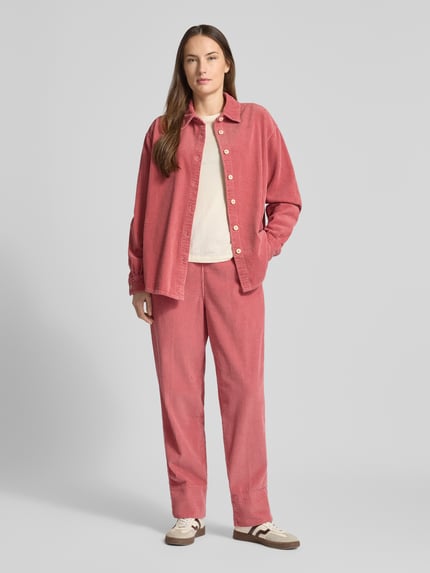 Vrouwenmodel draagt Stoffhose met elastische tailleband model 'PADOW' van American Vintage in roze, van pure viscose, loose fit, volledige lichaamsaanzicht voorkant.