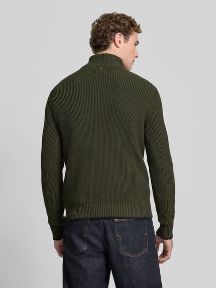 Männermodel trägt Slim Fit Strickpullover aus katoenmix mit structuurpatroon, opstaande kraag, ritssluiting van PME Legend, heren, ruglengte maat M 65 cm, mouwlengte maat M 70 cm, ganzlichaamsaanzicht achteraan.
