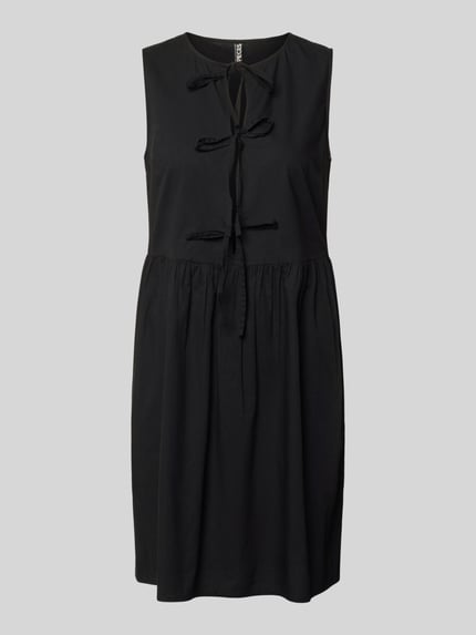 Produktfoto, Ausgestelltes Blusenkleid aus reiner Baumwolle Modell 'JOLLY' von Pieces in unifarbener Optik mit Bindebändern, Mini-Länge, Rundhalsausschnitt, ärmellos, glatte Textur.