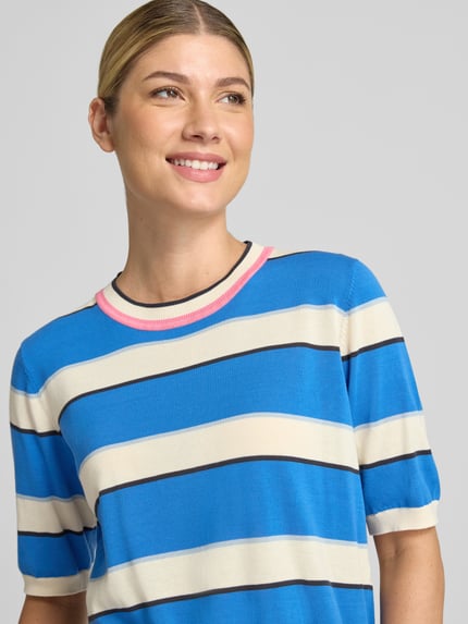 Modelka kobieca ma na sobie Slim Fit Pullover aus reiner Baumwolle od Jake*s Casual, niebieskie i kremowe pasy, gładka struktura, zbliżenie górnej części ciała.