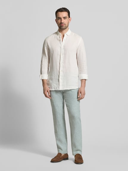 Männermodel trägt Leinenhose mit Schnürung und Gesäßtaschen von MCNEAL in Hellblau, Regular Fit, reine Leinen-Textur, Ganzkörperansicht von vorne.