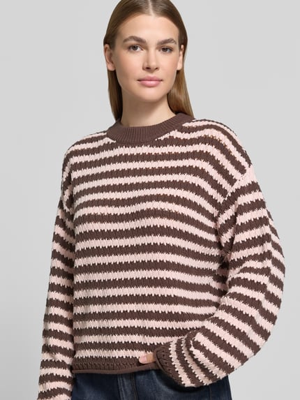 Frauenmodel trägt Strickpullover im Allover-Look Modell 'PORTA' von YAS, Baumwoll-Mix, Relaxed Fit, Nahaufnahme Oberkörper.