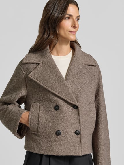 Modelka nosi Regular Fit Kurzmantel mit Woll-Anteil od Jake*s Casual w odcieniu beżu, wyrazista tekstura, zbliżenie na górną część ciała.