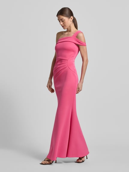 Frauenmodel trägt Slim Fit Abendkleid mit Raffungen von Lipsy in Pink, Elastischer-Material-Mix, One-Shoulder-Design, Asymmetrischer-Look, Ganzkörperansicht von vorne. Rückenlänge bei Größe 36: 134 cm, Brustweite: 38 cm.